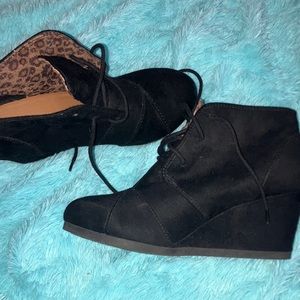 Size 7 1/2 wedge shoes cheetah print inside